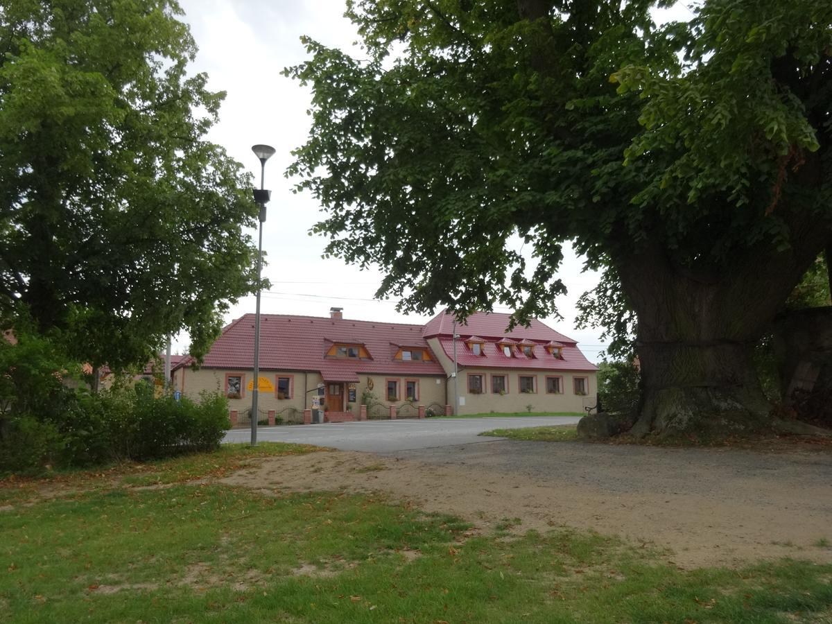 Hostinec U Janatu S Ubytovanim Cestin Luaran gambar