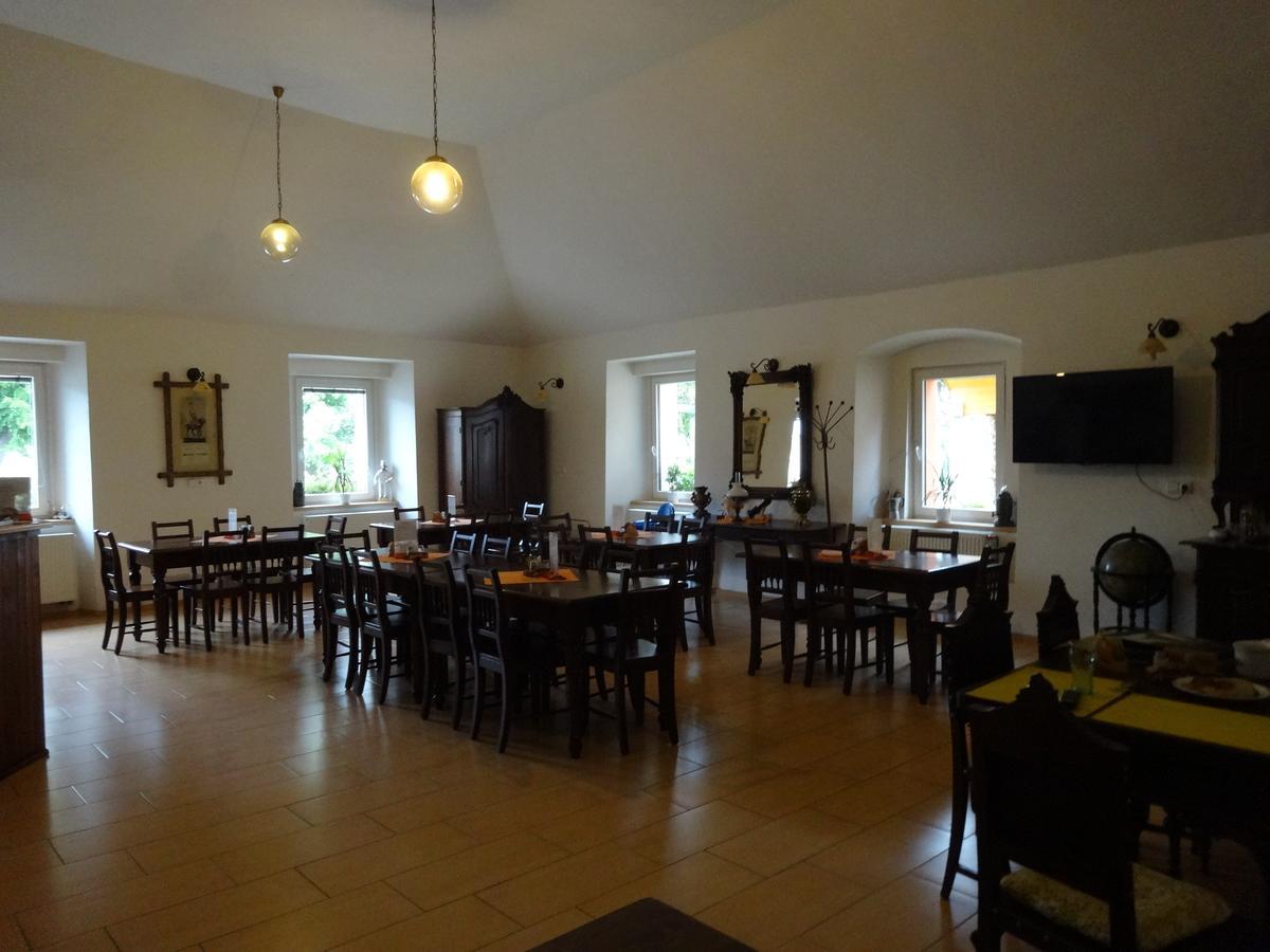 Hostinec U Janatu S Ubytovanim Cestin Luaran gambar